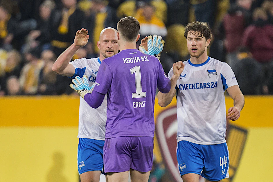 Hertha BSC gewinnt das Skandal-Spiel bei Dynamo Dresden und träumt wieder vom Aufstieg in die Bundesliga.