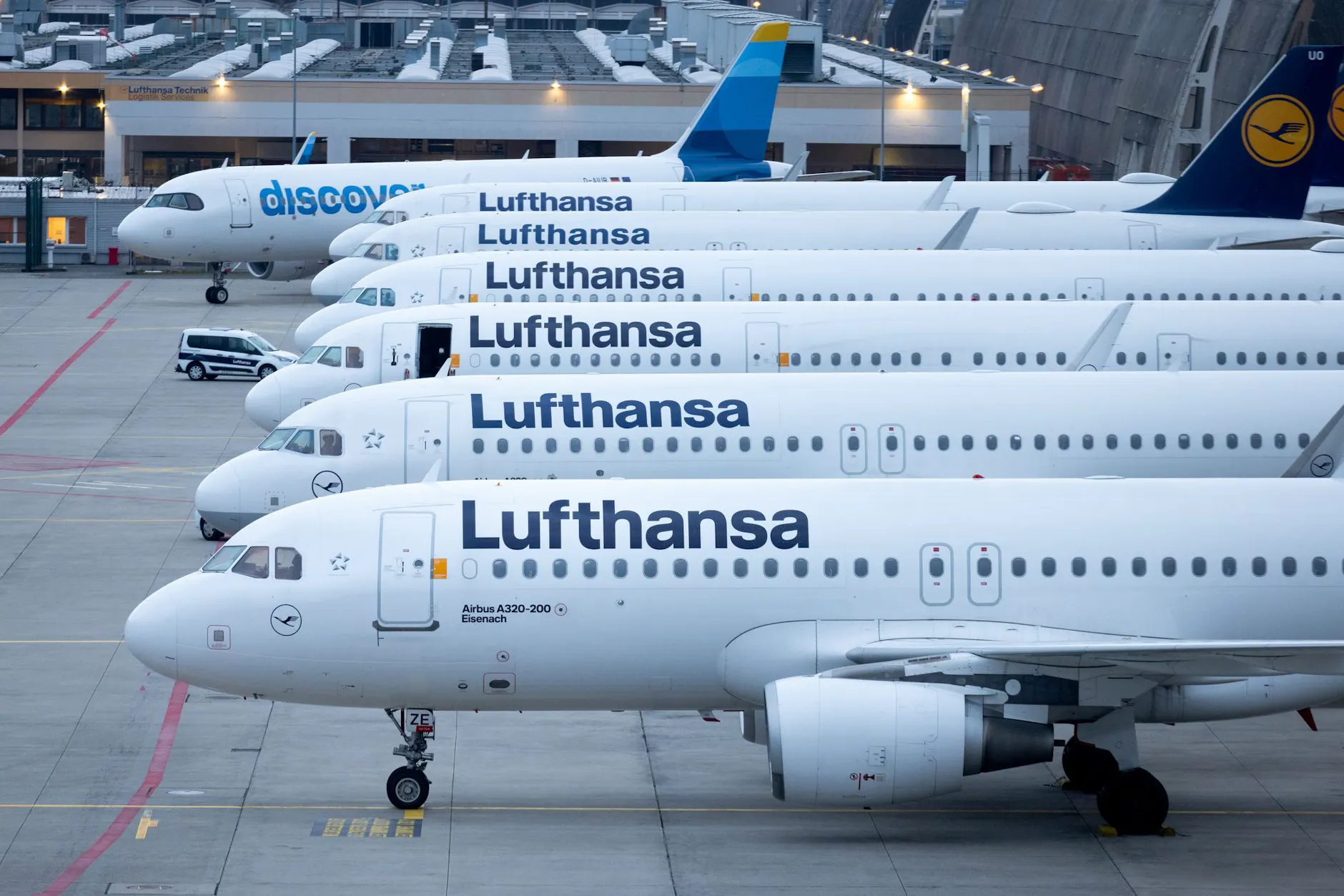 Abgestellte Flugzeuge der Lufthansa stehen auf dem Flughafen Frankfurt.