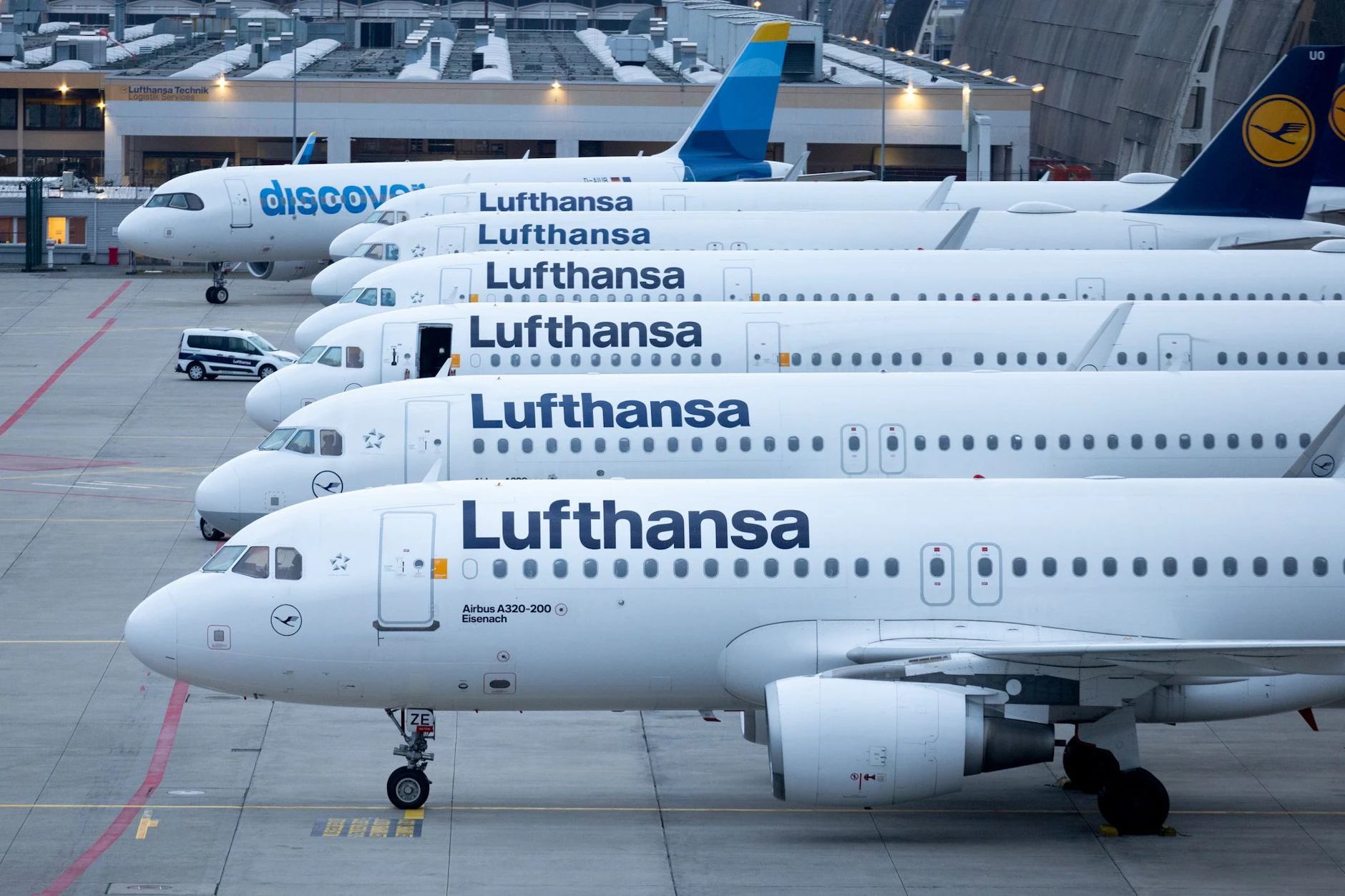 Abgestellte Flugzeuge der Lufthansa stehen auf dem Flughafen Frankfurt.
