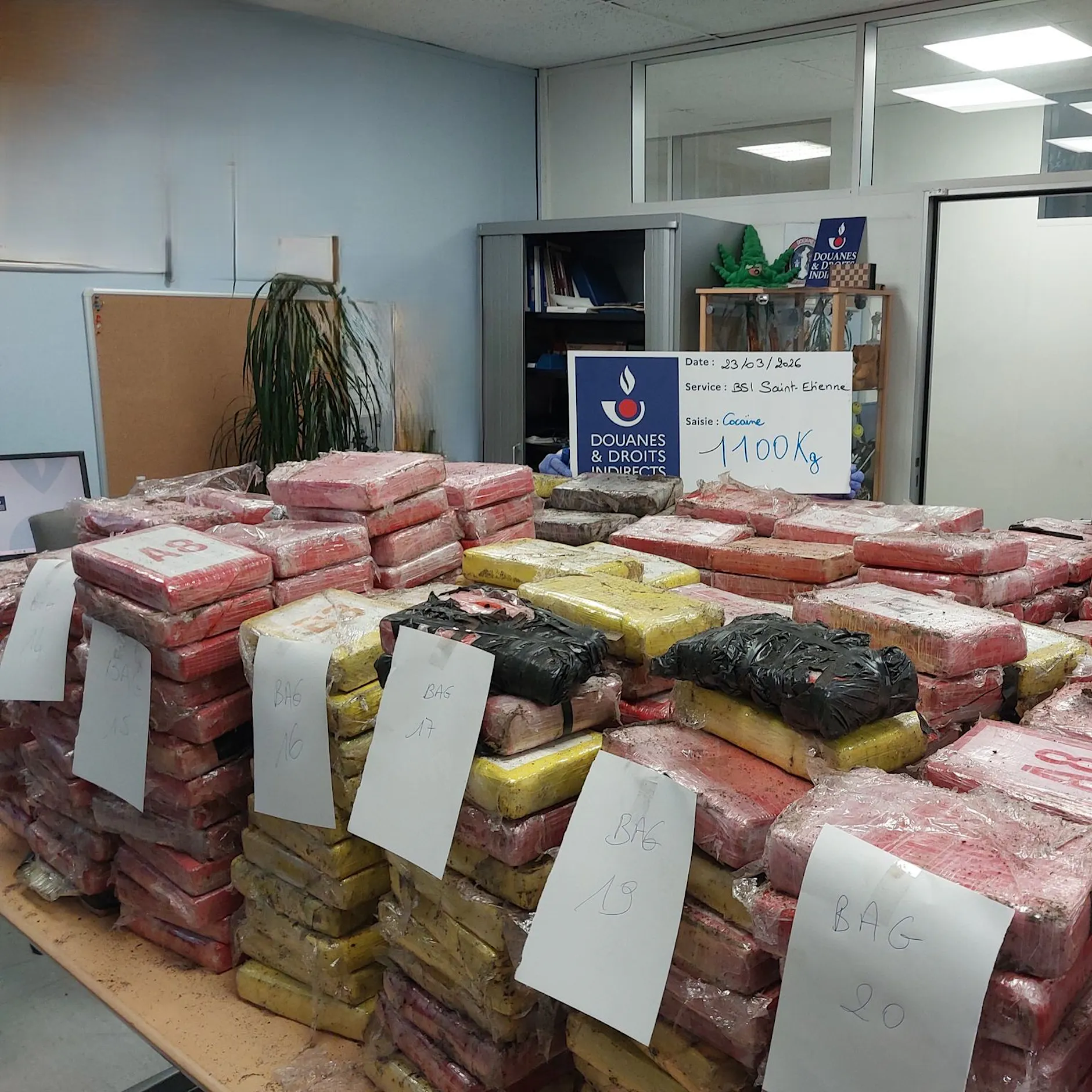 Riesiger Drogenfund: 1,1 Tonnen Kokain im Blumenerde-Transport entdeckt