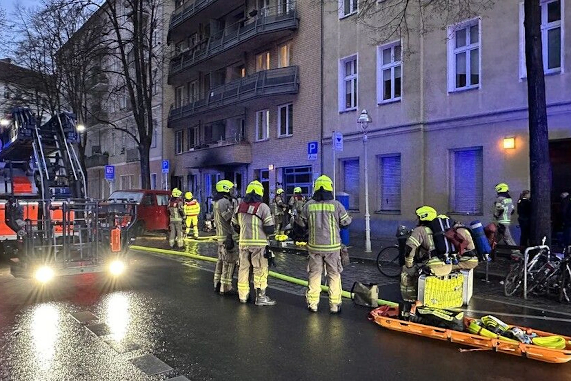 Feuerwehrleute im Einsatz am verrußten Wohnhaus in der Pannierstraße.
