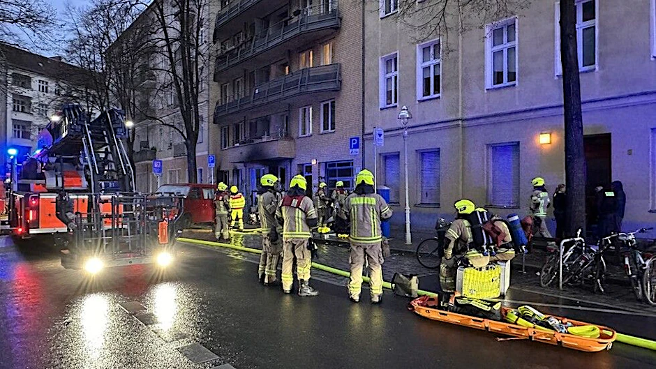 Feuerwehrleute im Einsatz am verrußten Wohnhaus in der Pannierstraße.