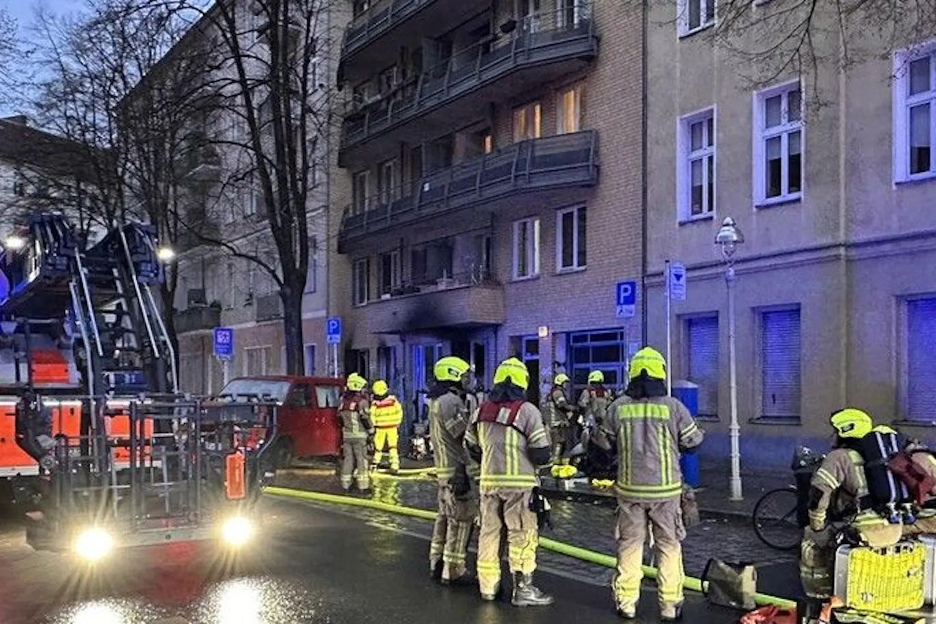 Großbrand in Berlin-Neukölln: 17 Verletzte, Haus unbewohnbar