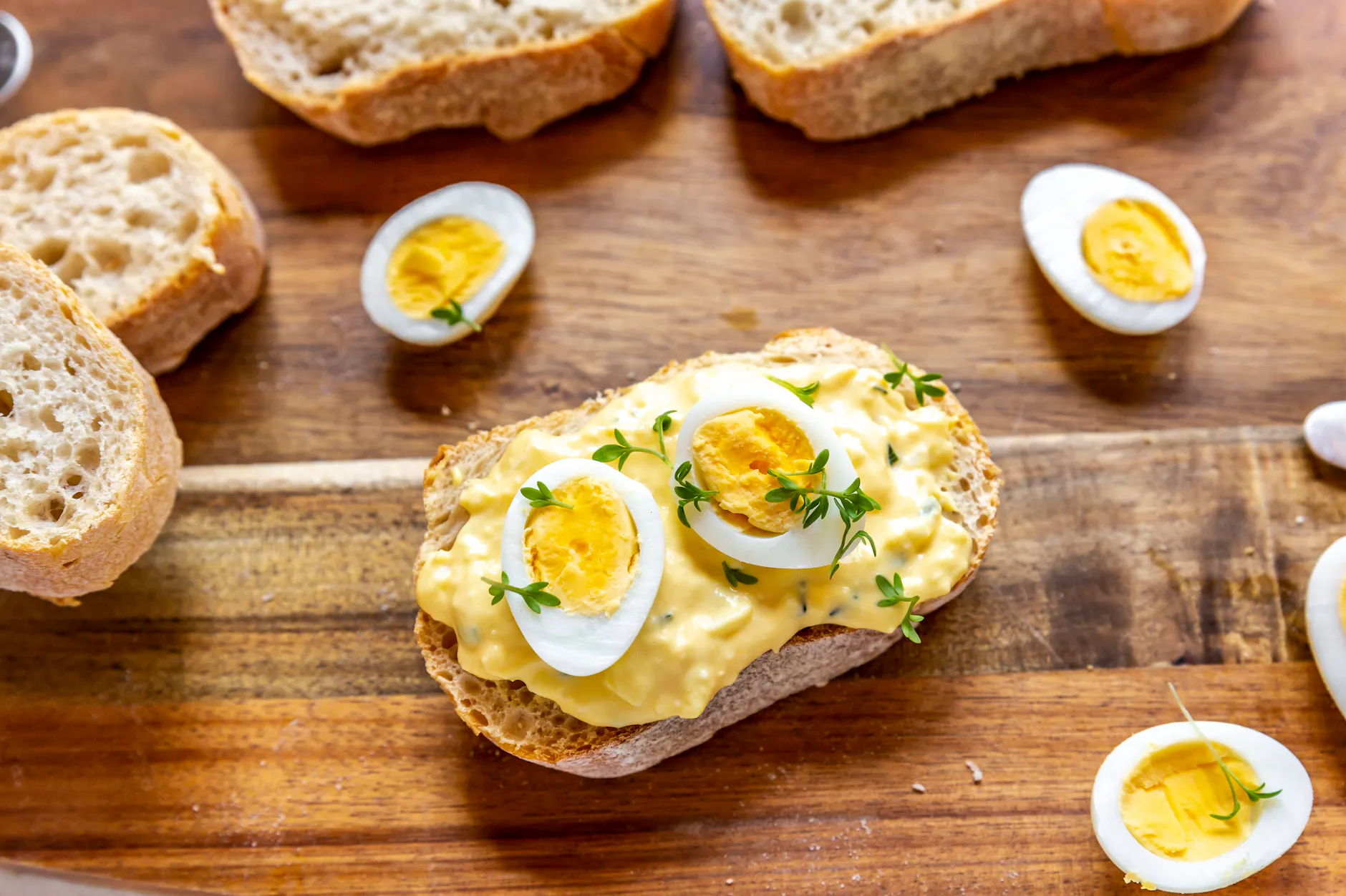 Lecker und schnell gemacht: Omas cremiger Eiersalat schmeckt auf einem Brötchen besonders gut. Zum Frühstück oder Abendbrot ist er einfach ideal!