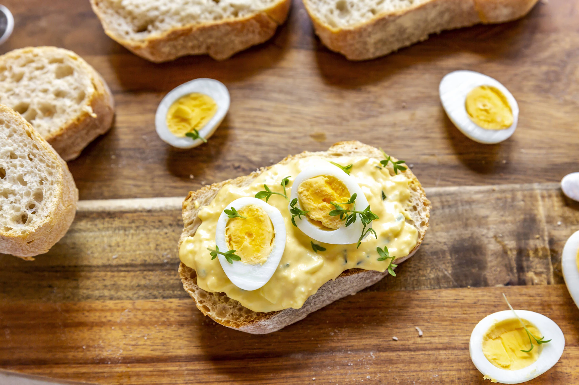 Lecker und schnell gemacht: Omas cremiger Eiersalat schmeckt auf einem Brötchen besonders gut. Zum Frühstück oder Abendbrot ist er einfach ideal!