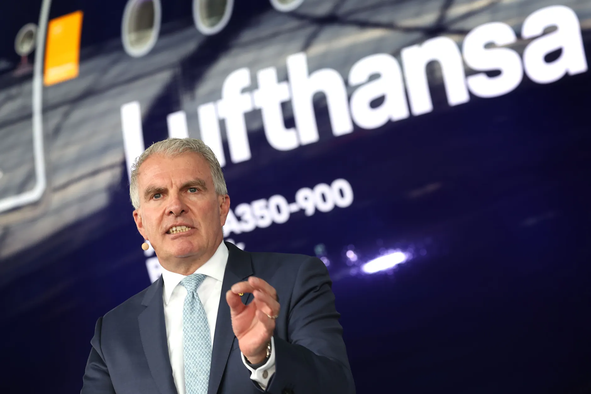 Lufthansa-Chef Carsten Spohr intern prüfen, ob man vorerst 20 oder gar 40 Flugzeuge am Boden stehen lassen könne.