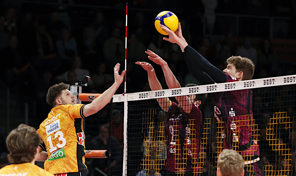 Niederlage im Rückspiel: Die Netzhoppers (in Weinrot) konnten den BR Volleys zuhause einen Satz abnehmen.