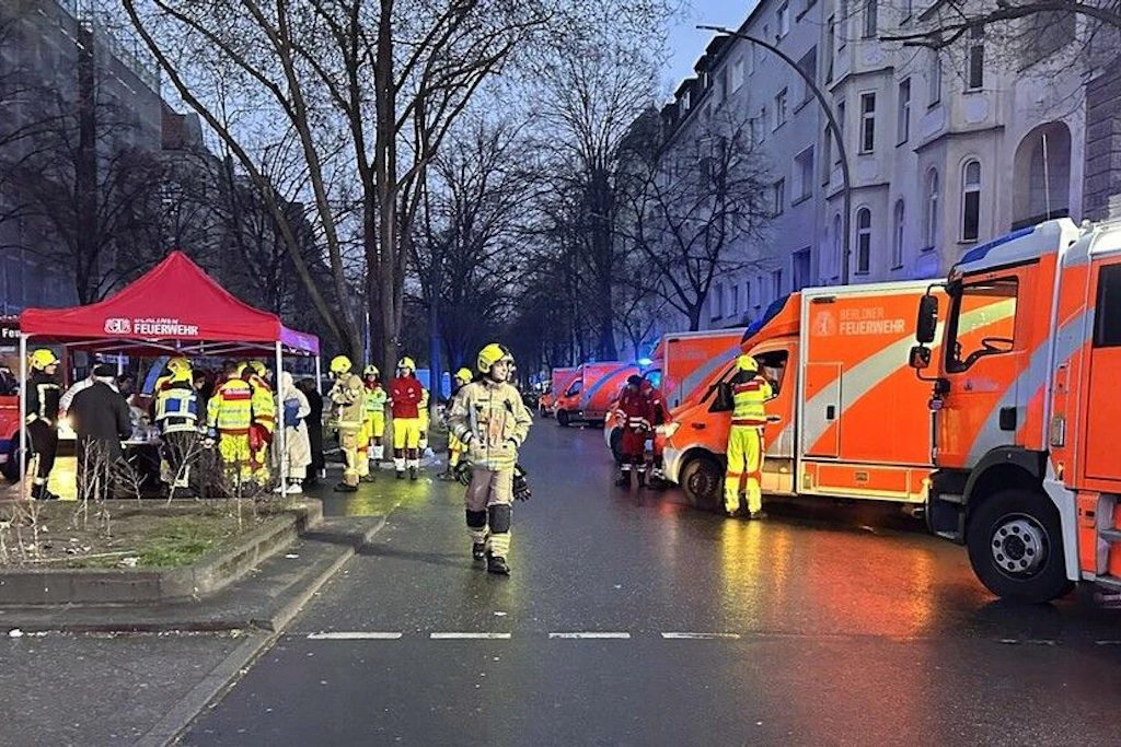 Die Feuerwehr löschte den Brand, das Haus ist unbewohnbar.