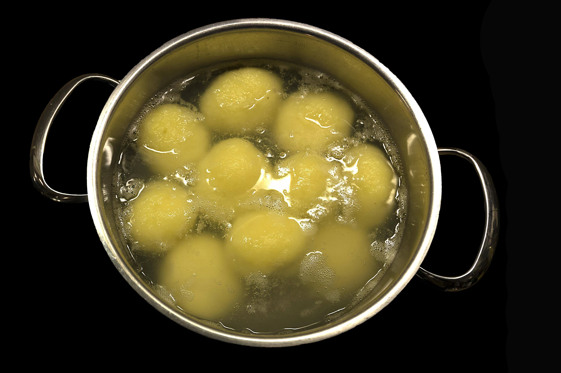 Die Thüringer Klöße müssen in gesalzenem Wasser garen. Es sollte aber nicht zu stark sprudeln, denn dann fallen die Klöße auseinander.