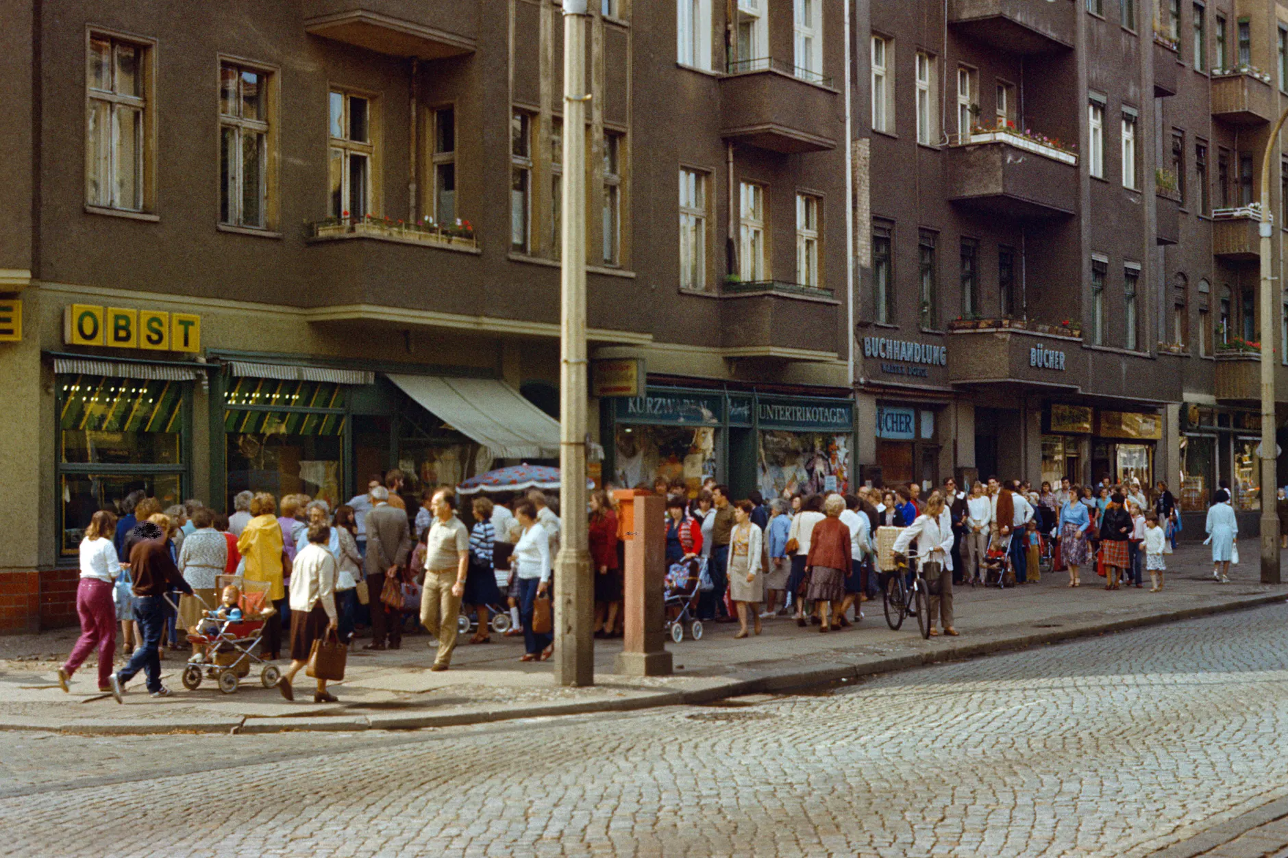 In der DDR gab es nicht immer alles. Oft standen die Menschen in Schlangen vor den Läden. Der Mangel wird auch in den berühmten Häschenwitzen veräppelt.