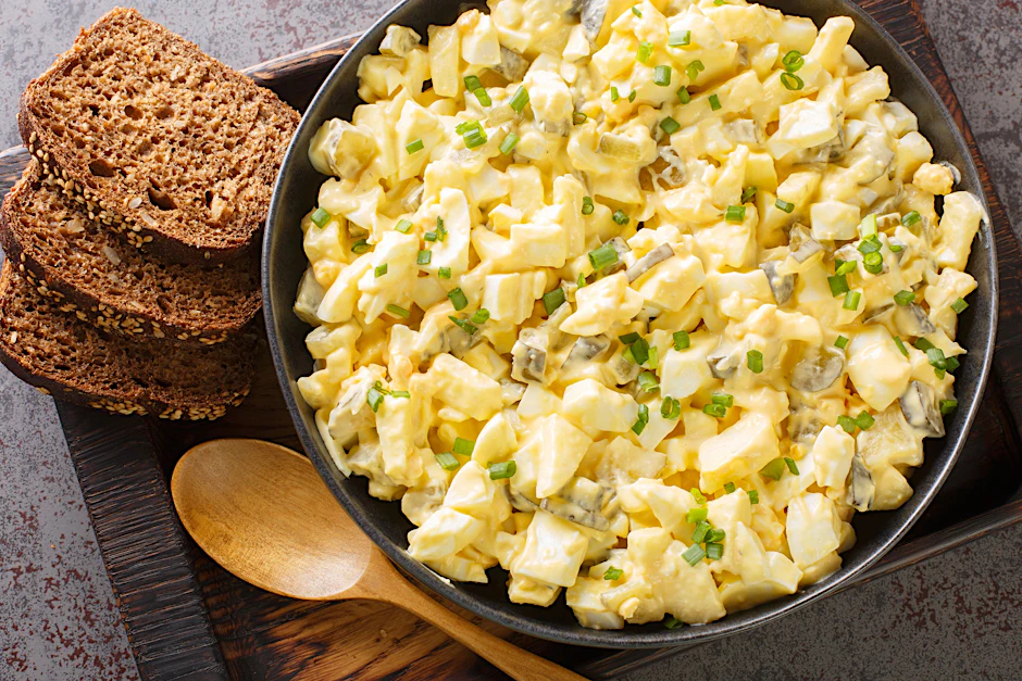 Cremig und schnell auf dem Tisch: Leckerer Eiersalat mit Mayonnaise ist der Klassiker unter den Feinkostsalaten! Er passt perfekt zum Osterfest, ob zum Frühstück oder zum Abendessen.