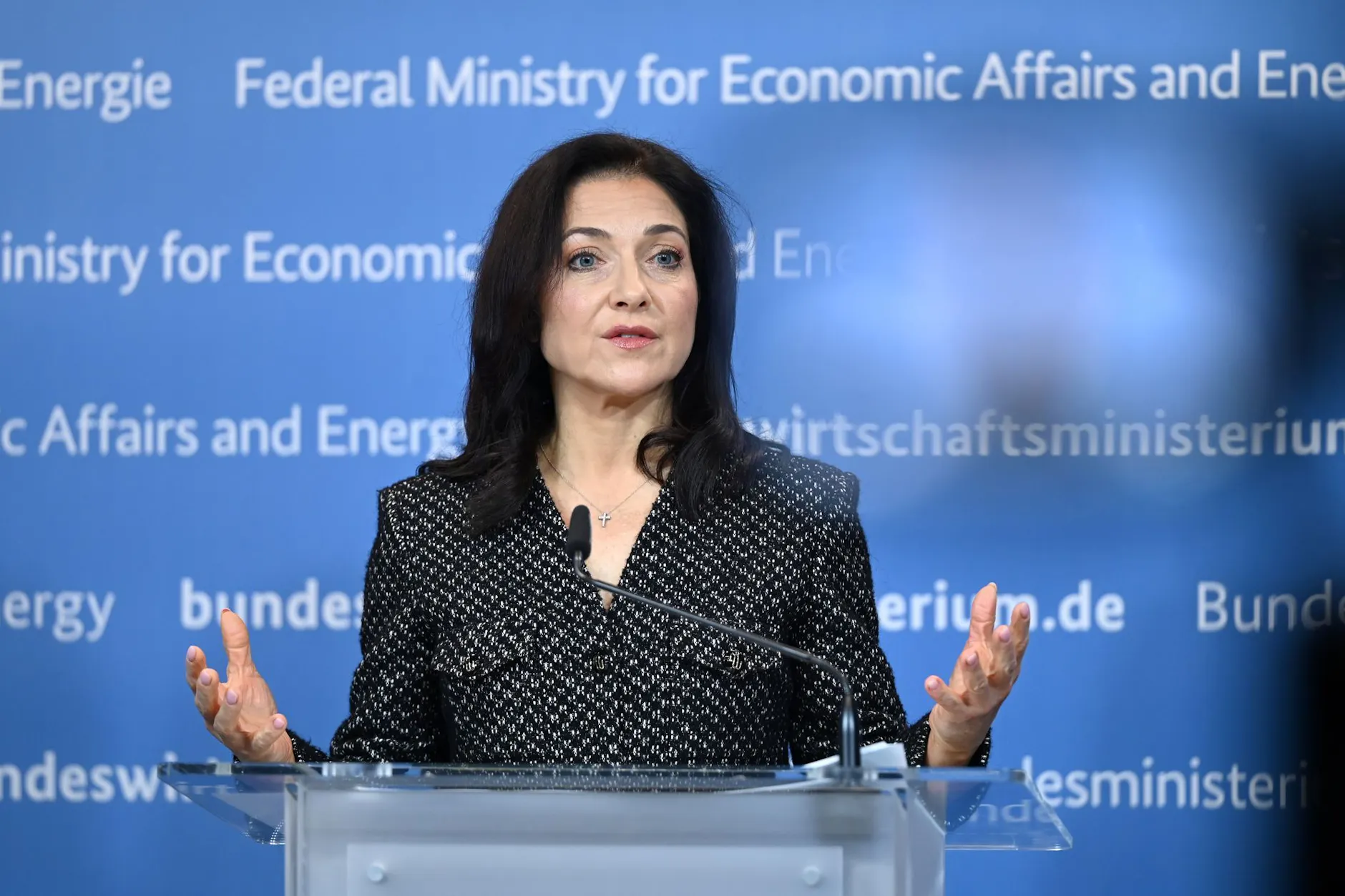 Katherina Reiche (CDU), Bundesministerin für Wirtschaft und Energie, spricht sich gegen ein Tankrabatt und ein Tempolimit aus.