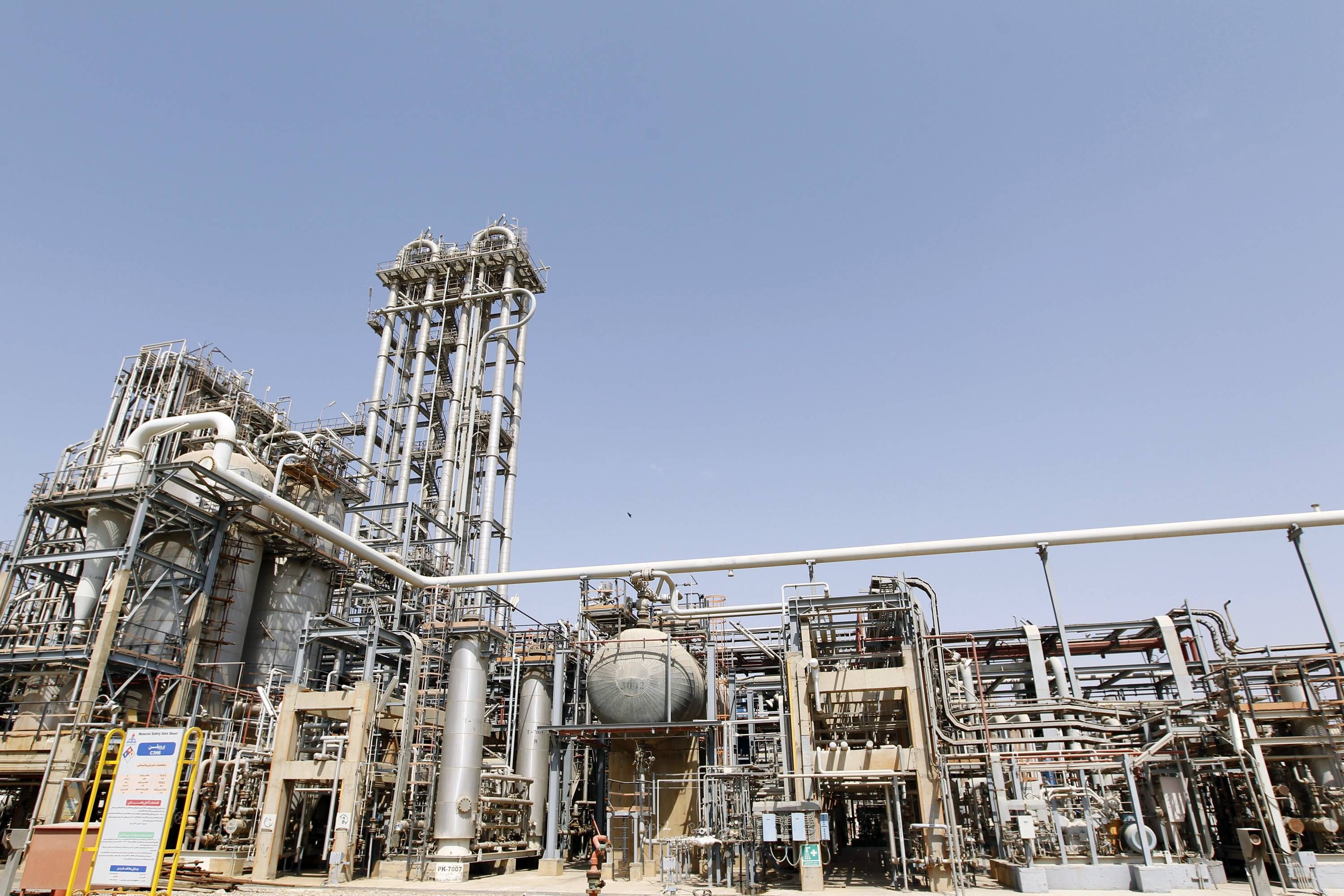 Luftangriffe auf Petrochemie-Anlagen: Schwere Schäden an Irans wichtiger Industriezone