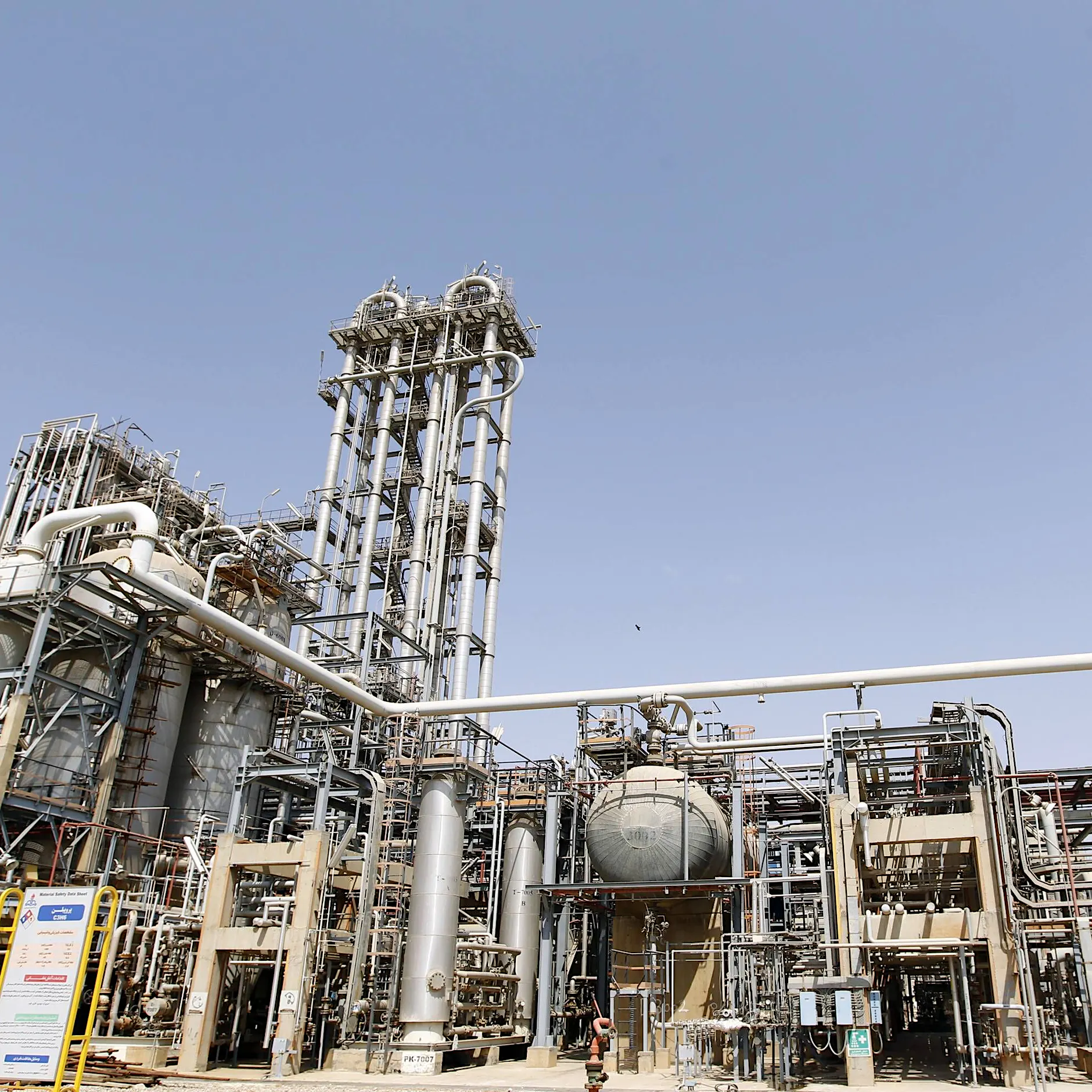 Luftangriffe auf Petrochemie-Anlagen: Schwere Schäden an Irans wichtiger Industriezone