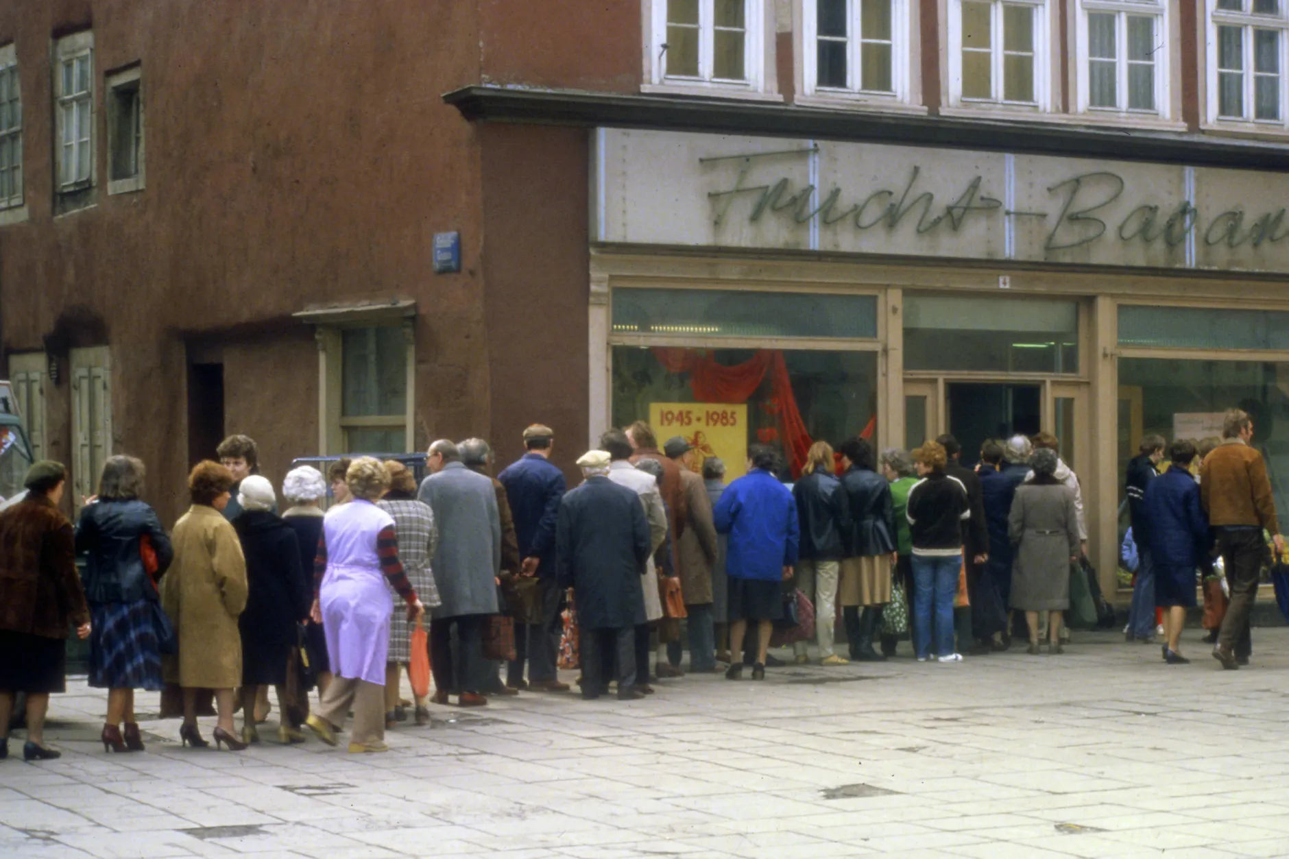 Anstehen für Obst und Gemüse – viele Menschen, die in der DDR aufwuchsen, kennen das. In den berühmten Häschenwitzen fragt das Häschen immer wieder nach Möhren.