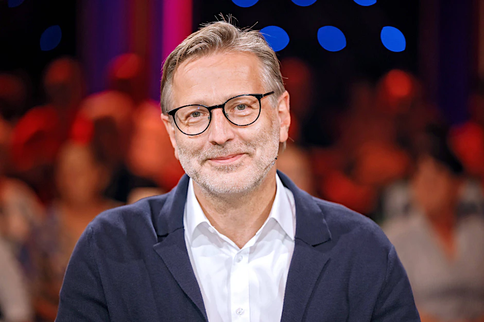 Detlev Kümmel gehört zu den beliebten Experten bei „Bares für Rares“. Nun soll er angeblich gestorben sein: Betrüger verbreiten im Netz Fake-Meldungen!