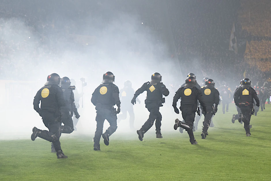 Chaos in Dresden: Dynamo-Fans verbrennen offenbar eine Fahne der Ultras von Hertha BSC. Die Polizei marschiert auf.