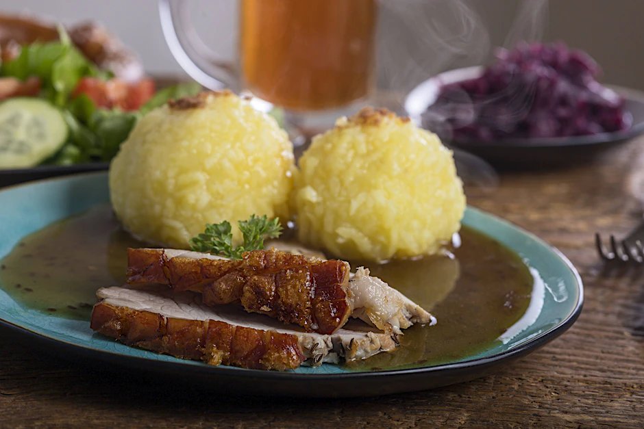 Kein Festessen ohne Kartoffelklöße! Die Beilage hat vor allem in Thüringen Tradition - aber wie macht man perfekte Thüringer Klöße? Wir haben ein einfaches Rezept.