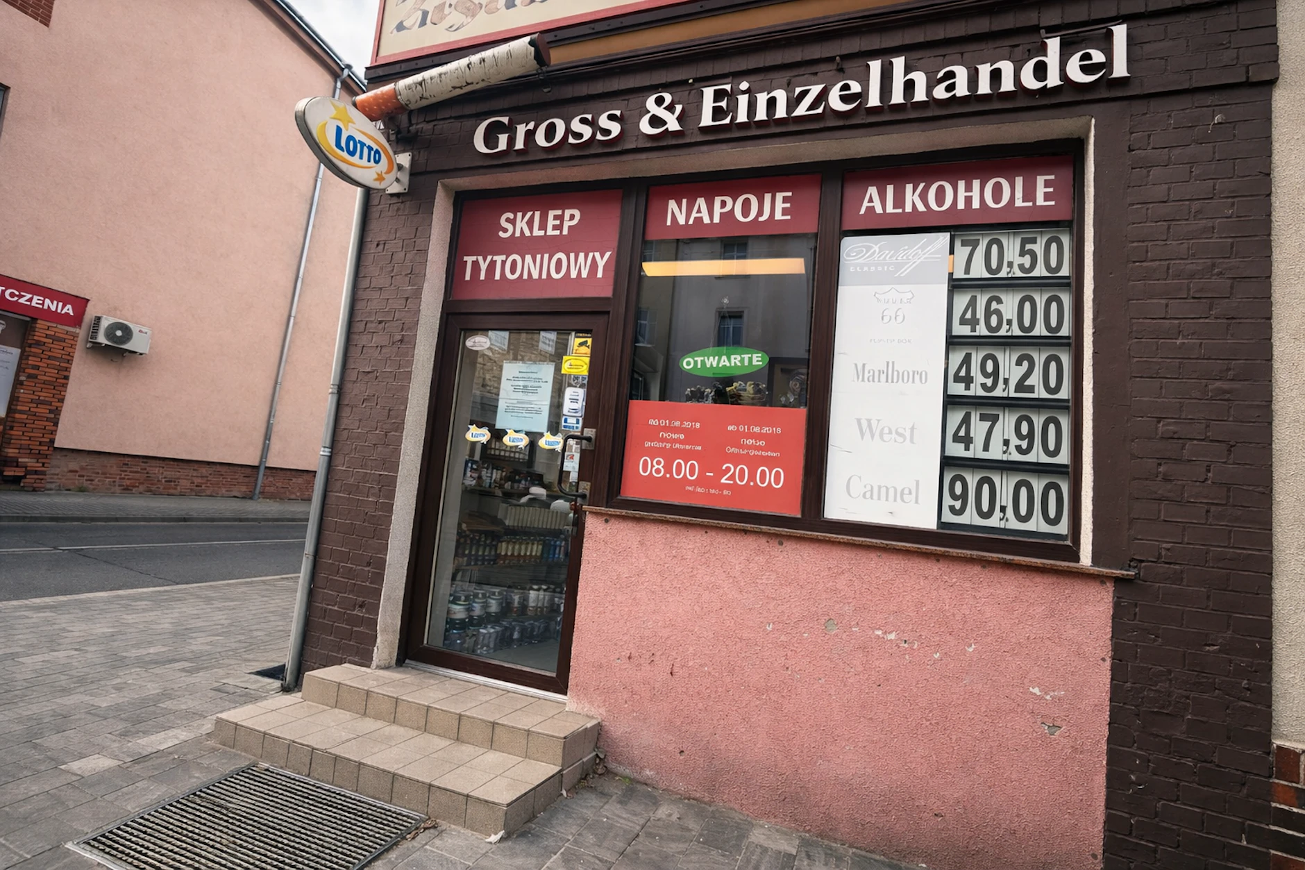 Mit Zigarettenpreisen im Schaufenster wirbt ein Laden in Slubice.