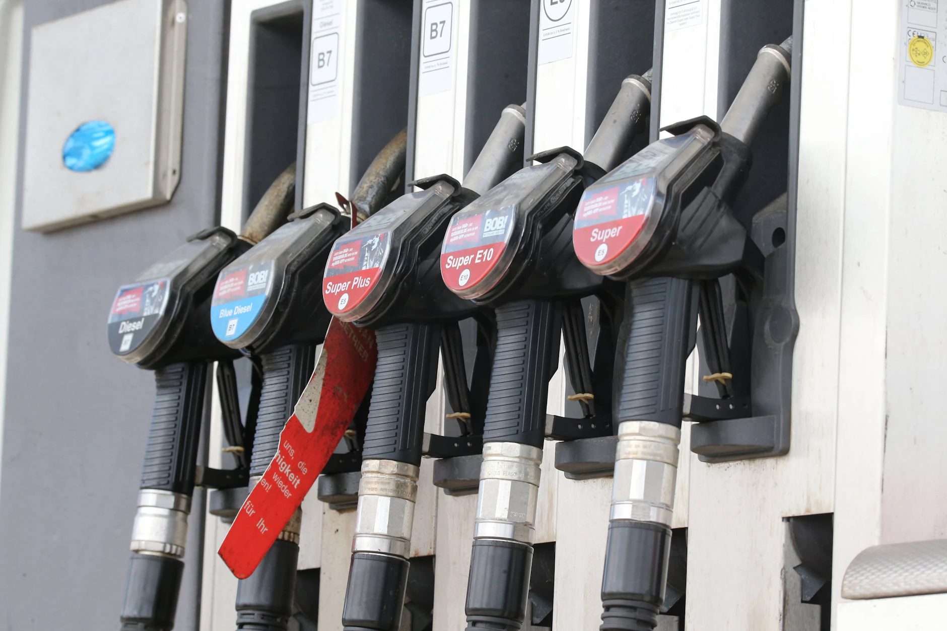 Tanken kostet die Autofahrer in Deutschland weiterhin viel Geld.