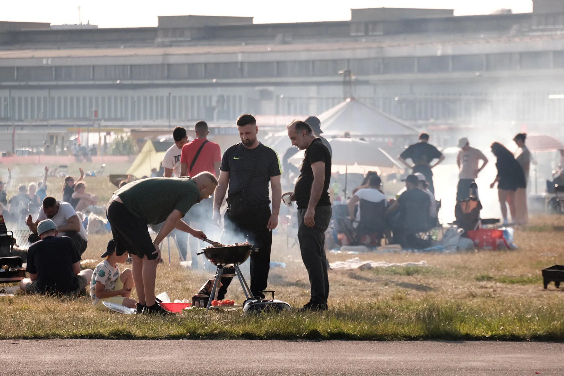 Auf dem Tempelhofer Feld ist mächtig viel Platz für Grill-Fans.