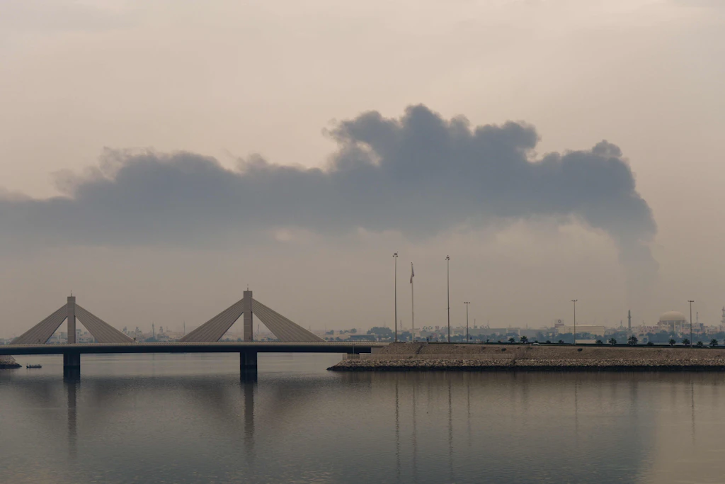 Rauch steigt nach mutmaßlichem iranischem Angriff auf Treibstofftanks in Muharraq, Bahrain, auf.