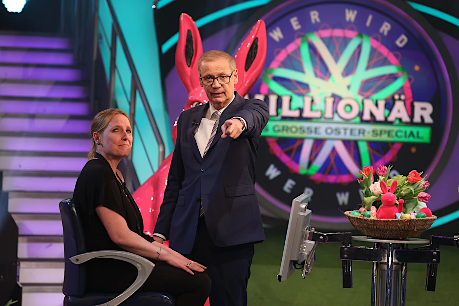 Bianka Raab und Günther Jauch im Studio von „Wer wird Millionär?“. Eine Auto-Frage nach der Herkunft von Toyota, Ford und Lamborghini sorgt für extremen Nervenkitzel bei der Quizrunde der Kandidatin.