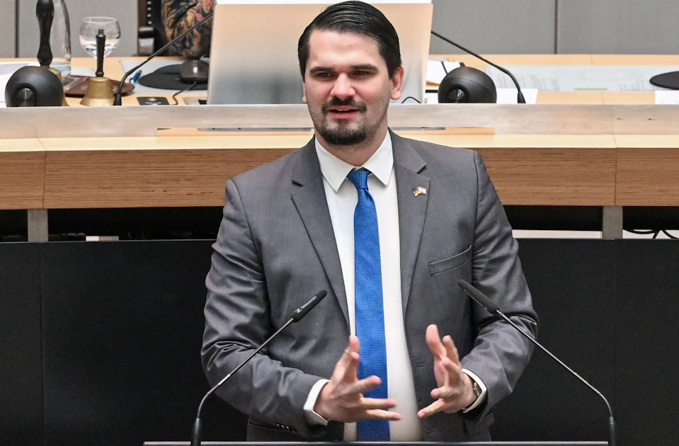 Gewalt im Berliner Wahlkampf - Unbekannter greift AfD-Abgeordneten an
