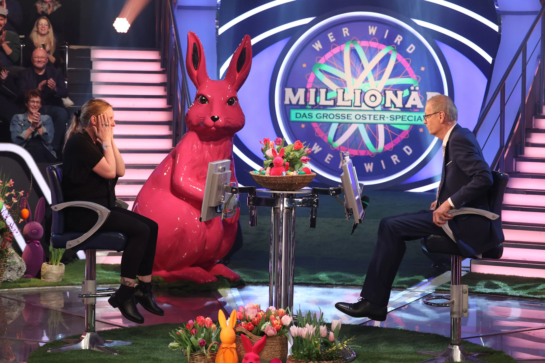 Bianka Raab und Günther Jauch bei „Wer wird Millionär?“. Die Kandidatin war eigentlich als Zuschauerin gekommen, wurde dann gleich doppelt überrascht.