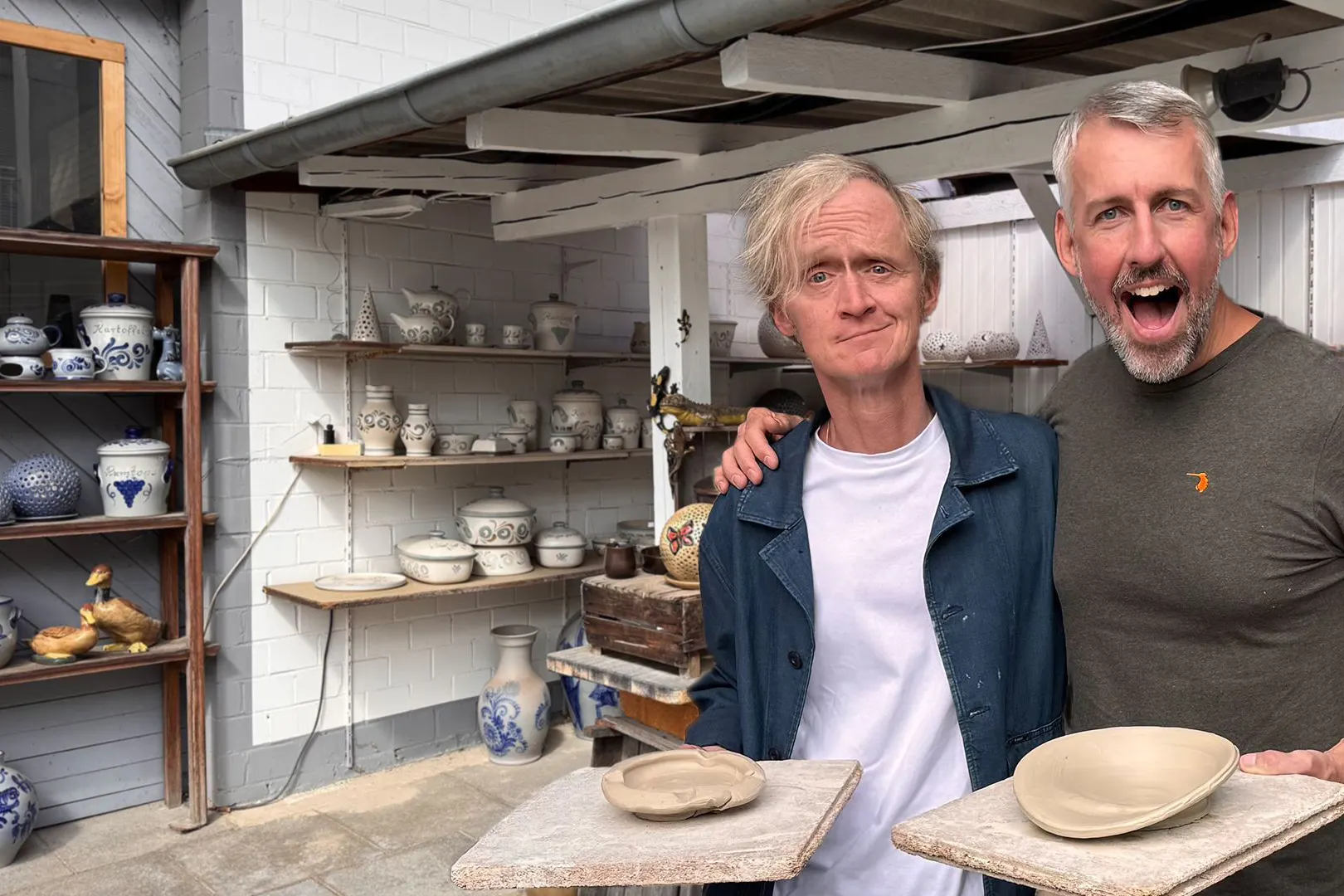 Pierre M. Krause (l.) gemeinsam mit Sebastian Pufpaff beim Töpfern