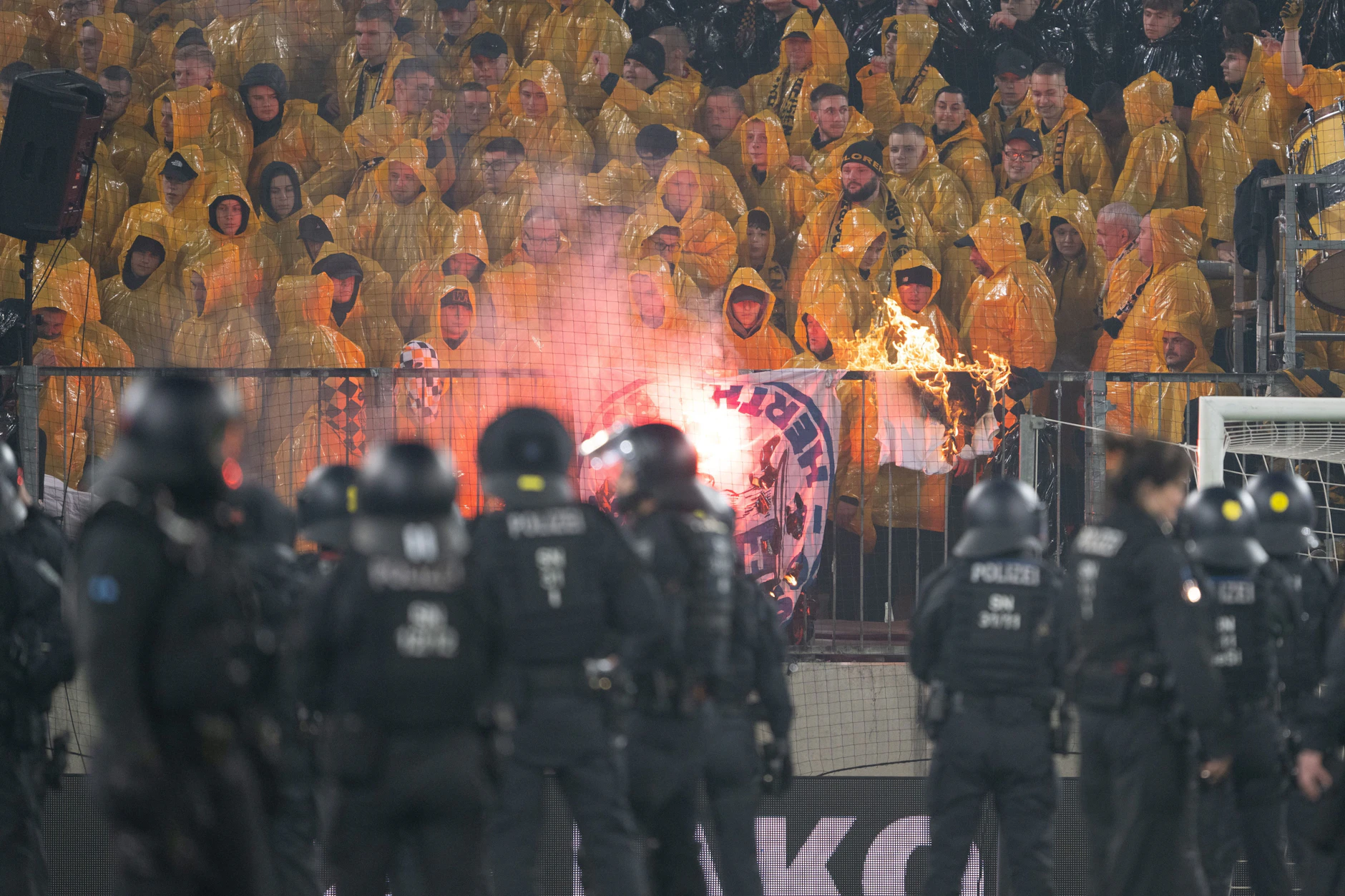 Chaos in Dresden: Dynamo-Fans verbrennen offenbar eine Fahne der Ultras von Hertha BSC. Die Polizei marschiert auf.