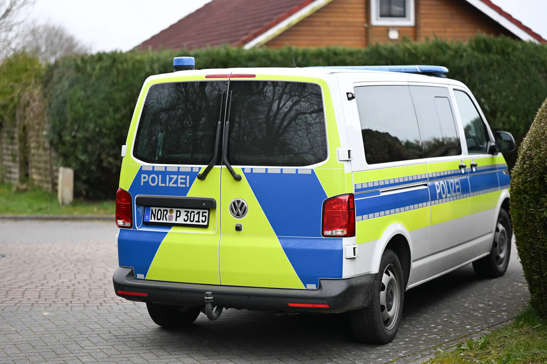 Die Polizei durchsucht Bauernhöfe in Ostfriesland und entdeckt Leichenteile.