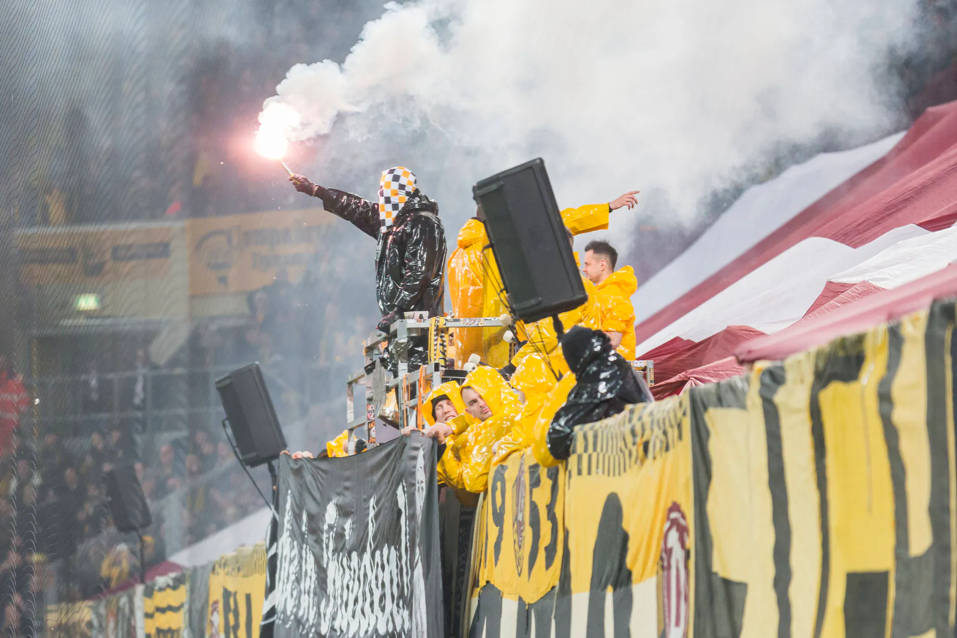 Fans von Dynamo Dresden brennen Pyrotechnik vor dem Spiel gegen Hertha BSC ab.