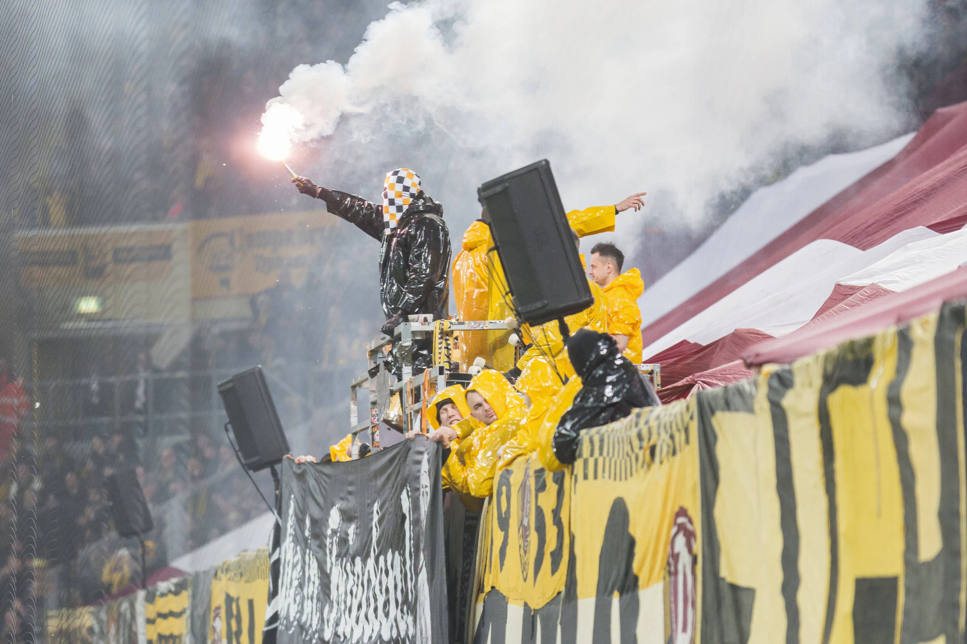 Fans von Dynamo Dresden brennen Pyrotechnik vor dem Spiel gegen Hertha BSC ab. 