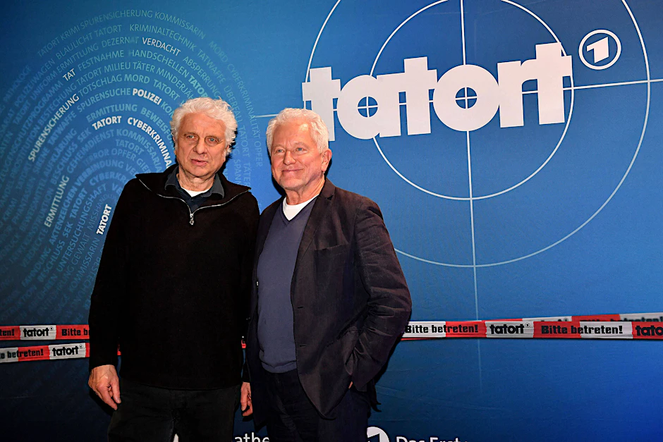 Udo Wachtveitl (l.) und Miroslav Nemec posieren bei der Premiere ihrer Abschiedsdoppelfolge „Unvergänglich“.
