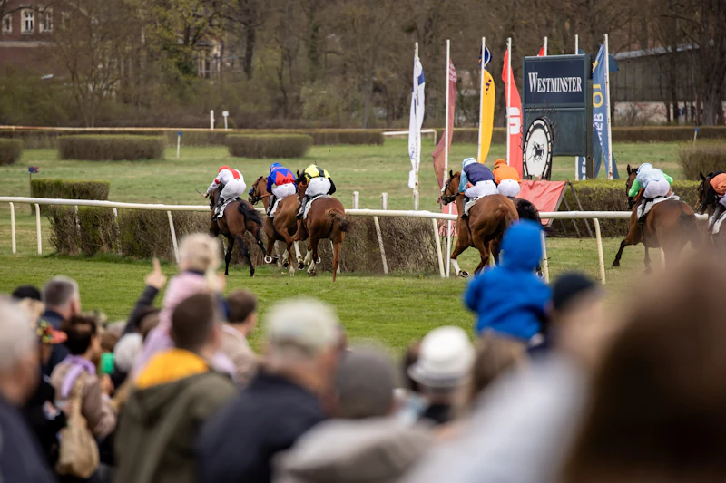 Saisonstart in Hoppegarten: Wo Hüte flanieren, Jockeys hungern und Pferde flitzen