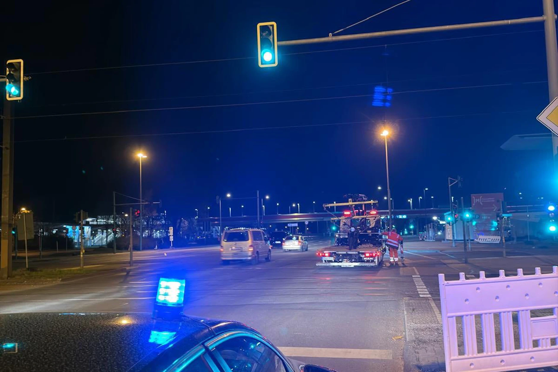 Die Motorrad-Raser werden an einer roten Ampel gestellt.