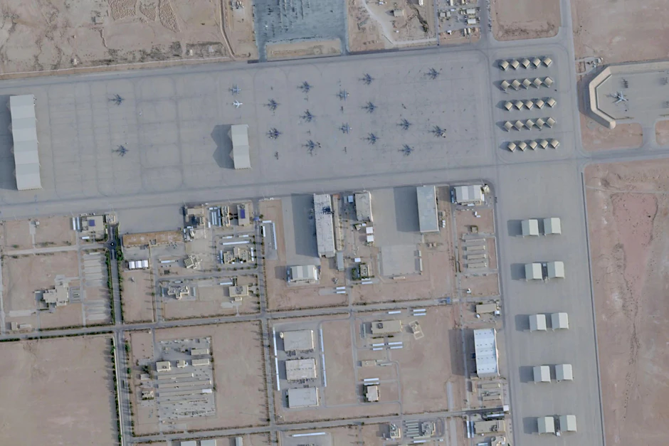 Ein Satellitenbild von Planet Labs PBC vom 16.03.2026, welches am 31.03.2026 via AP zur Verfügung gestellt wurde, zeigt Schäden nach einem iranischen Angriff auf den Luftwaffenstützpunkt Prinz Sultan in Saudi-Arabien.