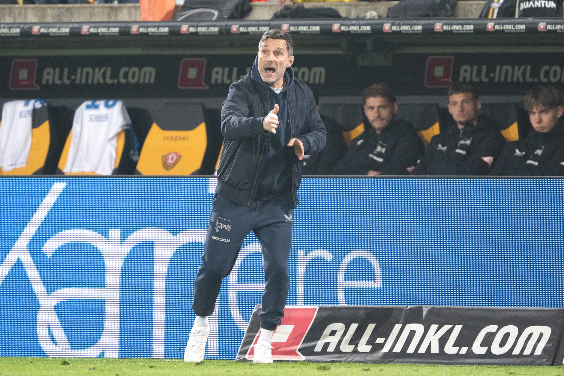 Hertha-Trainer Stefan Leitl spricht nach dem Sieg in Dresden zwar weiter nicht über den Aufstieg, findet den Blick auf die Tabelle aber schön.