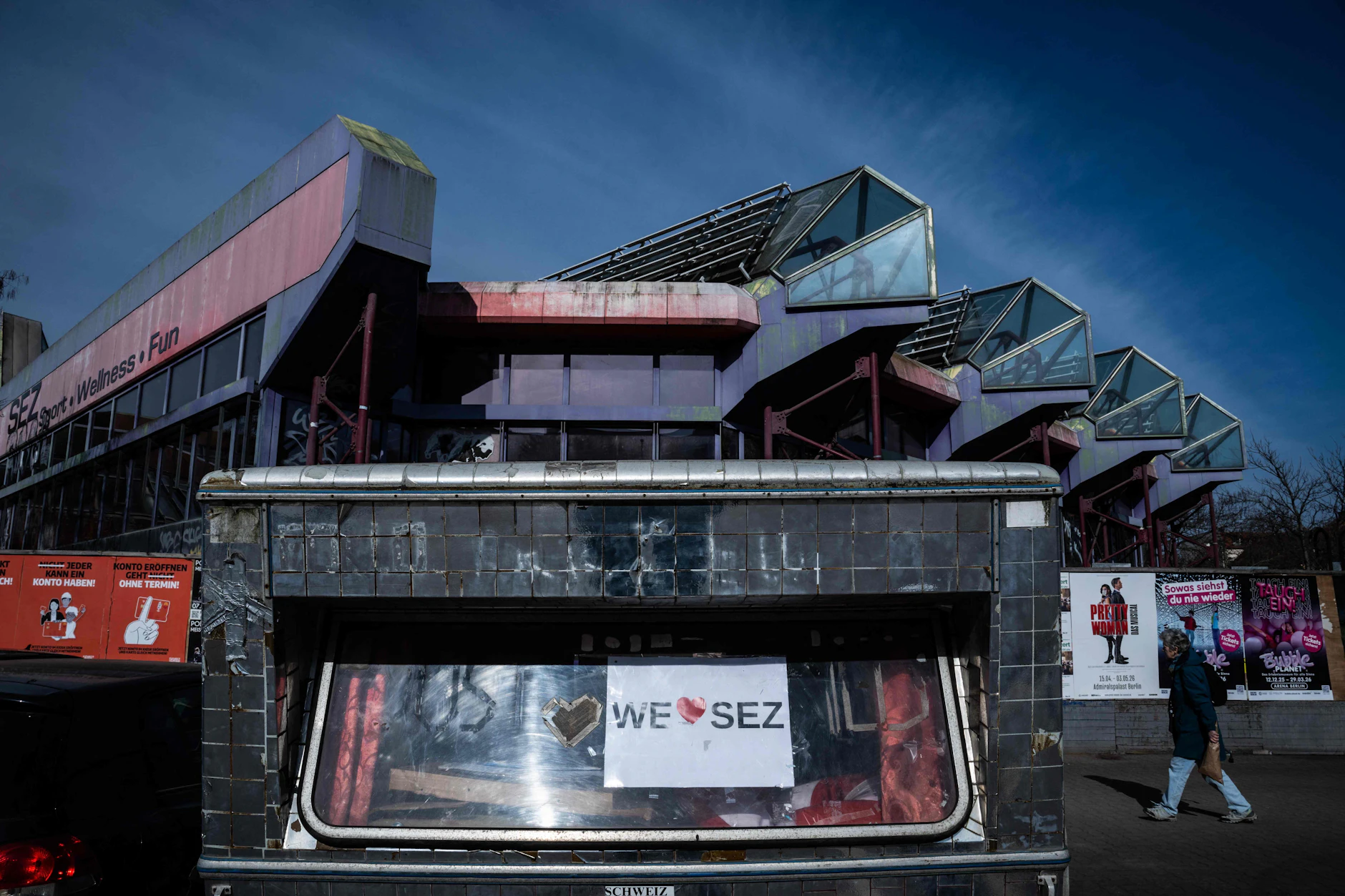 Proteste haben den Abriss des Sport- und Erholungszentrums (SEZ) mit seiner markanten Architektur vorerst gestoppt. Freunde der Einrichtung haben Zettel angebracht: „We love SEZ“.