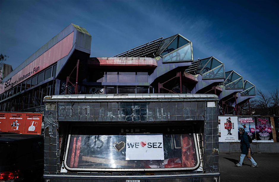 Proteste haben den Abriss des Sport- und Erholungszentrums (SEZ) mit seiner markanten Architektur vorerst gestoppt. Freunde der Einrichtung haben Zettel angebracht: „We love SEZ“.