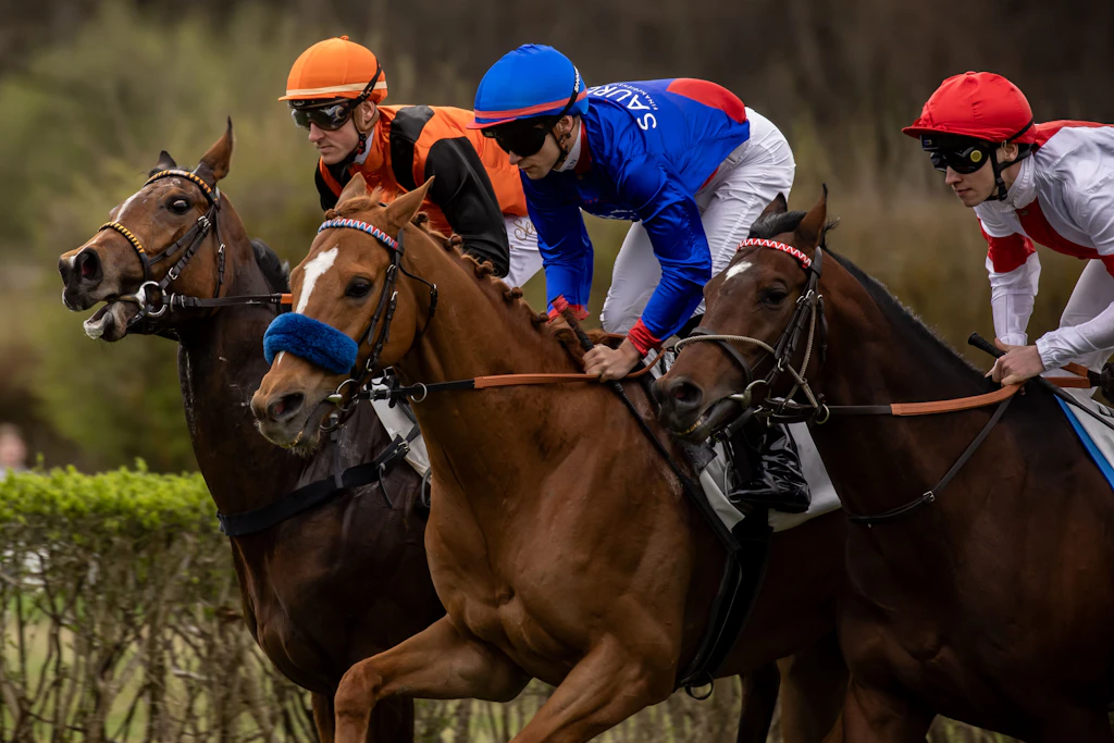 Saisonstart in Hoppegarten: Wo Pferde flitzen und Jockeys jedes Kilo zählen