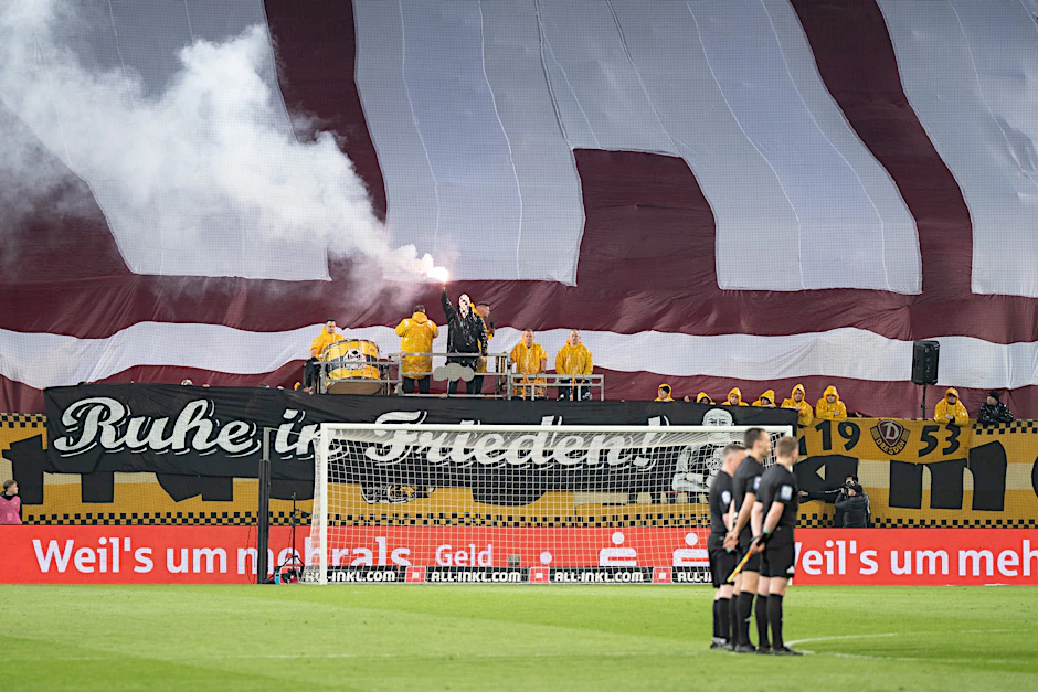 Dresdner Fans zünden Pyrotechnik vor dem Anpfiff während einer Schweigeminute für Ehrenspielführer H.-J. Kreische.