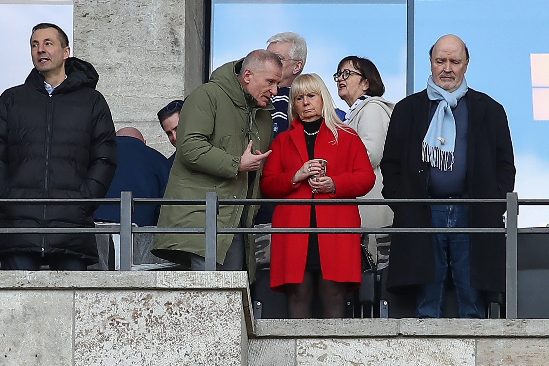 Herthas Geschäftsfürher Dr. Peter Görlich im Austausch mit Berlins Innensenatorin Iris Spranger. Das Skandal-Spiel von Dresden wird für neuen Gesprächstoff sorgen.