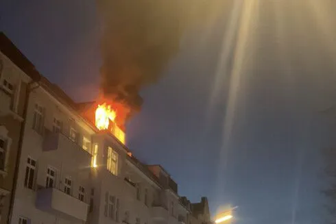 In Spandau stand am Samstagabend ein Dachgeschoss in Flammen.