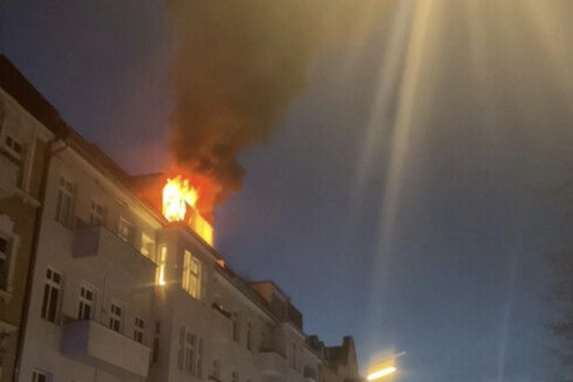 In Spandau stand am Samstagabend ein Dachgeschoss in Flammen.