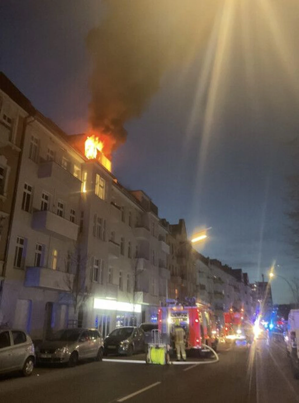 Mensch stirbt bei Wohnungsbrand in Spandau: Haus unbewohnbar Mensch stirbt bei Wohnungsbrand in Spandau: Haus unbewohnbar