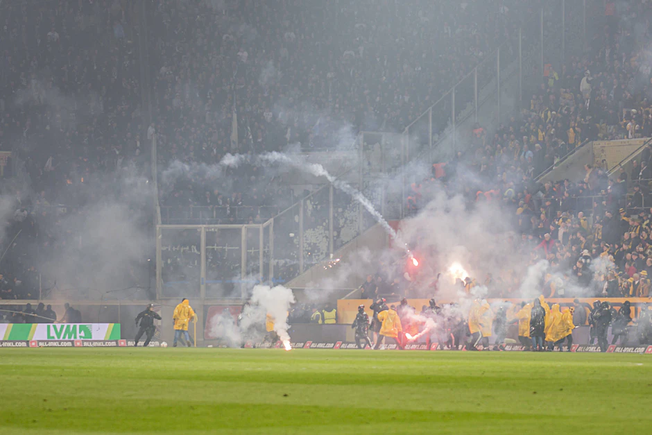 Platzsturm und Pyrotechnik als Waffe gegen andere Fans: Die Fanszenen von Hertha BSC und Dynamo Dresden haben für erschreckende Bilder gesorgt.