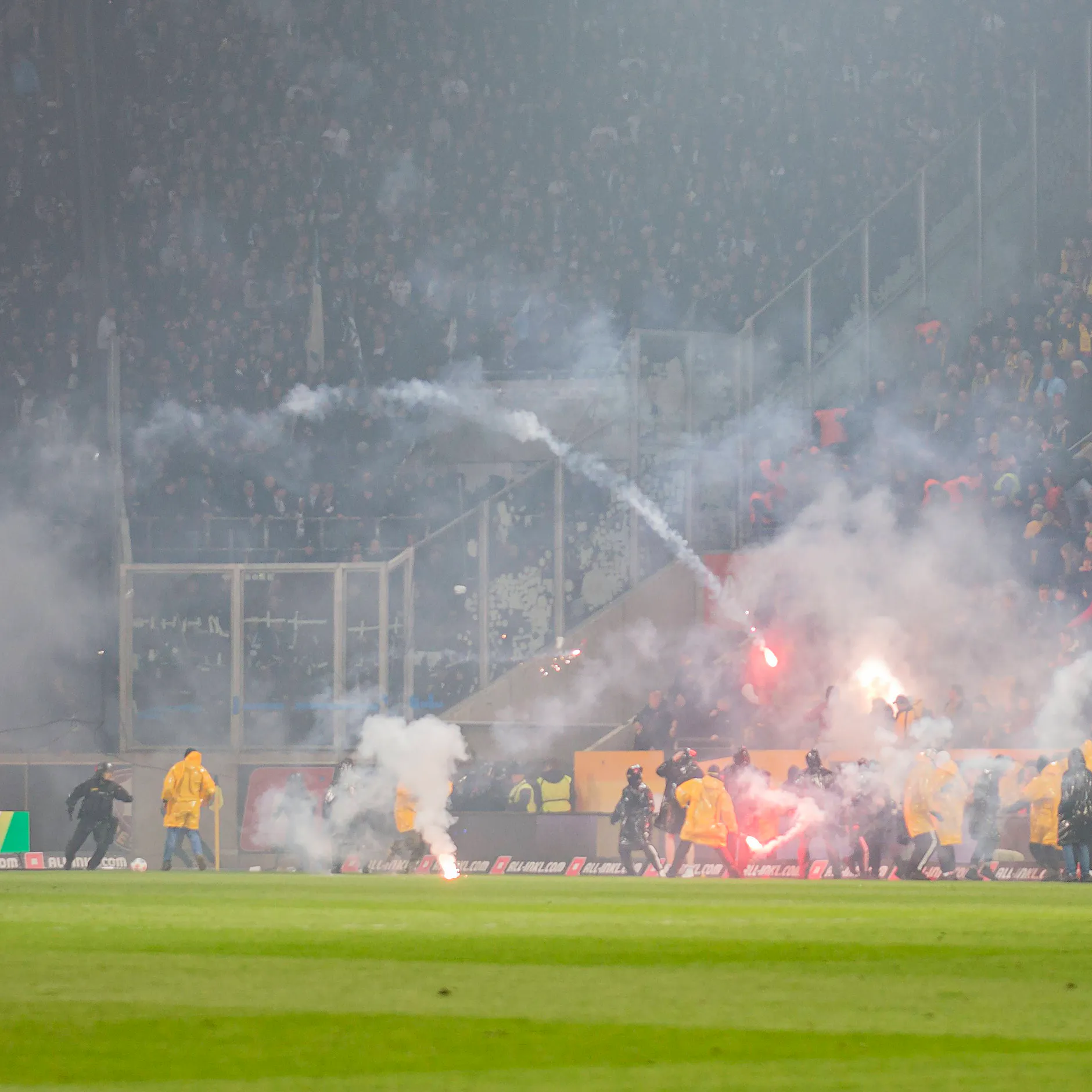 Pyrotechnik ist doch kein Verbrechen? Dynamo- und Hertha-Ultras zeigen das Gegenteil