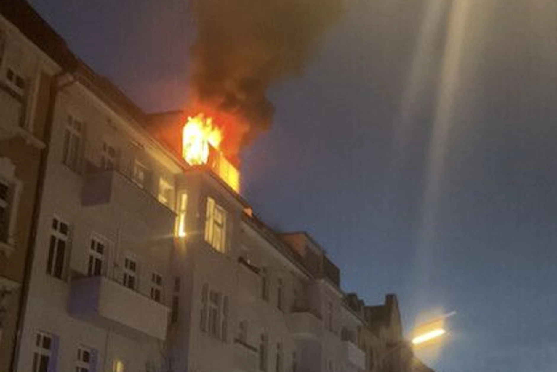 Aus der Dachgeschosswohnung schlagen helle Flammen.